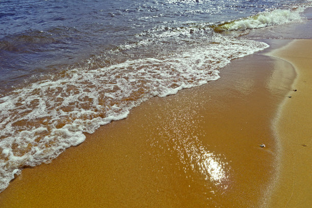 软波与白色泡沫特写。图片下载