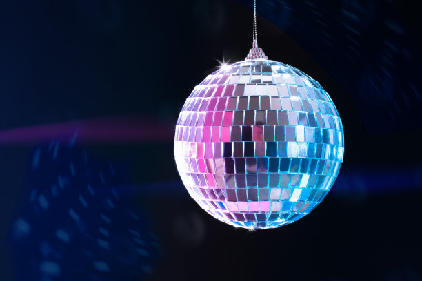 明亮闪亮的镜子迪斯科球反射光。假期的概念。图片下载