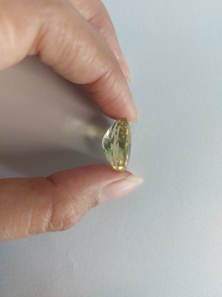 手持黄色宝石图片下载