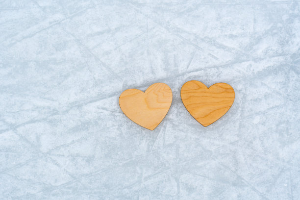 情人节，冰场上躺着两颗木心图片下载