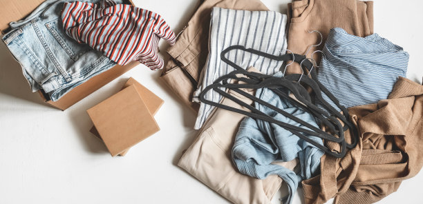 二手衣服，二手衣柜。循环时尚，快时尚，环保可持续购物，服装回收，俯视图，环保，零售，无浪费图片下载