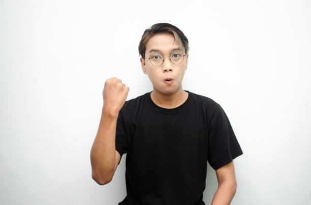 震惊和欣喜若狂的亚洲男子偷看一个boo彩色头发和眼镜图片下载