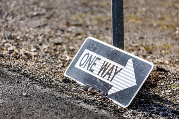 路边的单行道标志图片下载