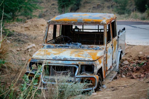 森林里一辆生锈的破车图片下载