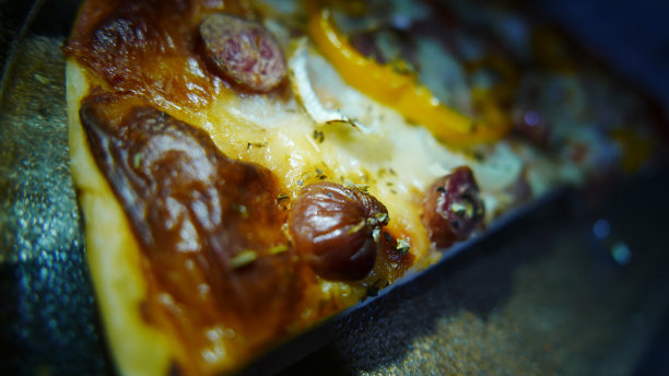 吃晚饭的时间了。一块比萨饼。一块热披萨。意大利辣香肠和马苏里拉奶酪。自制披萨图片下载