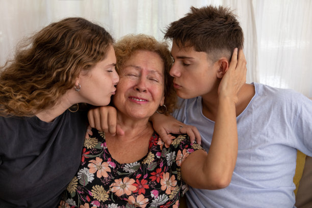 奶奶和孙女的爱图片下载