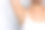 年轻女子在白色背景上显示脱毛后光滑的皮肤，特写图片下载