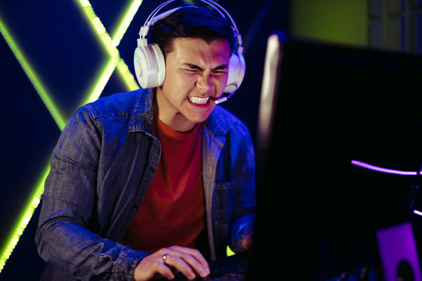 玩家在激烈的视频游戏中错过了一个投篮后表示沮丧图片下载