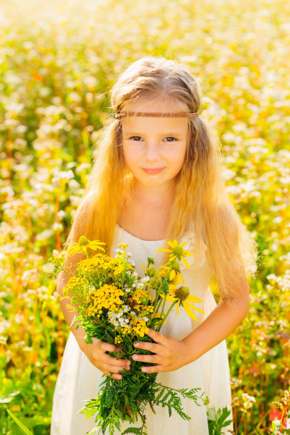 小女孩在一个潮人的形象拿着一束花与弗洛图片下载