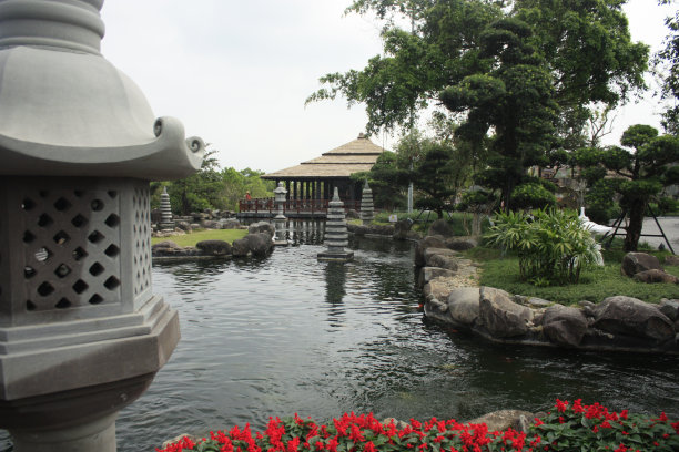 亚洲主题花园，有池塘和纪念碑图片下载