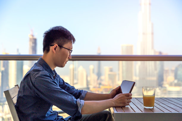 游客们花时间坐在迪拜豪华酒店的阳台上。图片下载