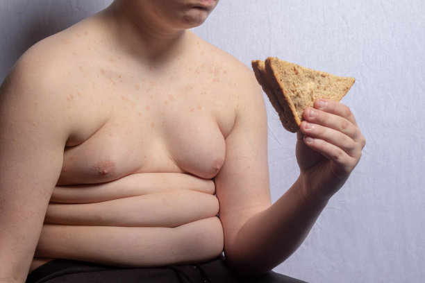 超重的白人少年，带着三明治图片下载