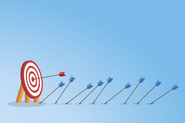 蓝色的箭没有击中目标，只有红色的箭击中了中心。企业挑战失败与成功的理念。图片下载