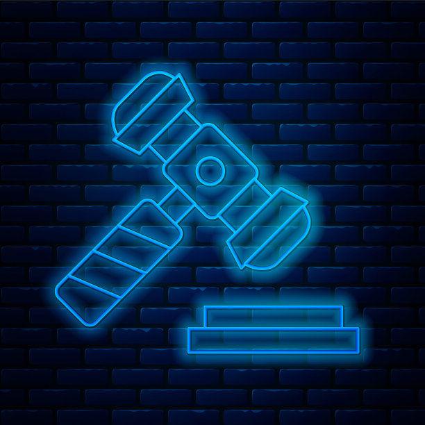 发光的霓虹灯线法官木槌图标隔离在砖墙背景。审判判决和法案的小槌，法院，司法。拍卖锤。向量图片下载