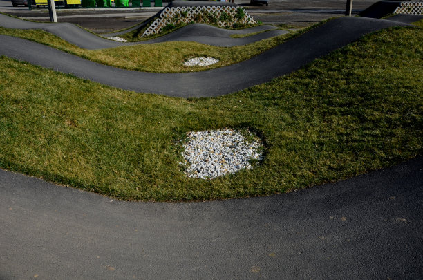 在模块化的泵道轨道上，使用泵(上下移动)代替踏板和弹跳来移动自行车、滑板、滑板和直排旱冰鞋图片下载