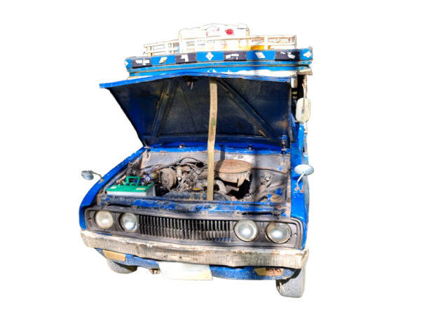一辆开着引擎盖的蓝色老车。损坏的汽车。孤立的白色背景。图片下载