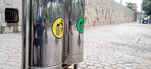 高速公路人行道上的垃圾桶。图片下载