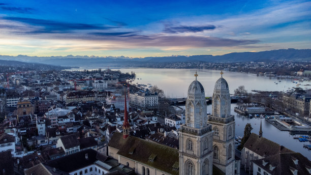 Sunrise over Zurich with Grossmünster图片下载