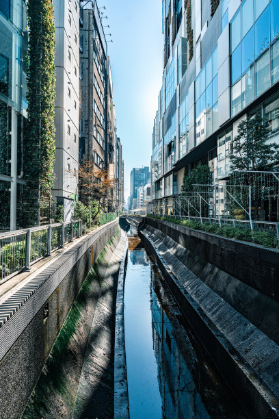 东京，流过混凝土路堤的小溪图片下载