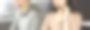 两名戴着耳机的年轻人坐在办公室的办公桌前与客户交谈。关注女性。呼叫中心接线员在工作图片下载