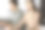 两名戴着耳机的年轻人坐在办公室的办公桌前与客户交谈。关注女性。呼叫中心接线员在工作图片下载