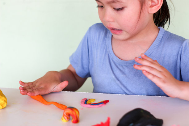 人塑的橡皮泥。图片下载