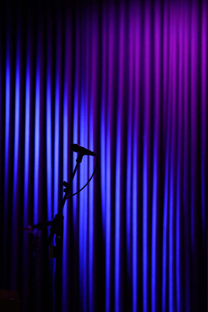 舞台上有麦克风和吉他图片下载