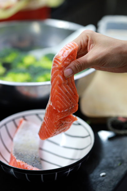 用盐和胡椒粉腌制的生三文鱼片图片下载