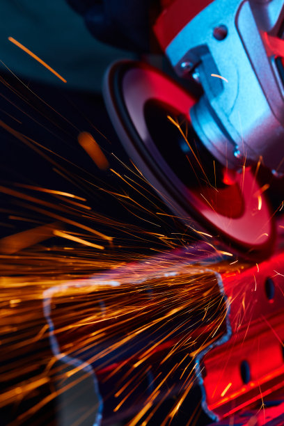 工人用磨床切割钢材图片下载