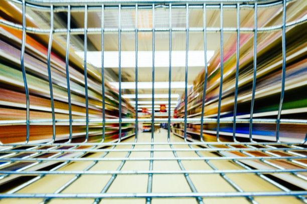 购物车内超市过道的模糊运动图片下载