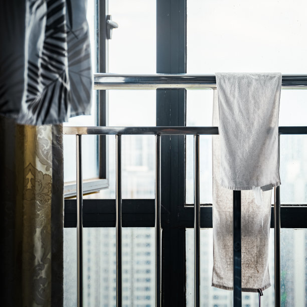 阴天阳台上挂着毛巾图片下载