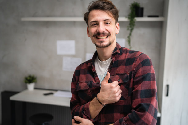 一名男子成年白种人与小胡子和胡子在工作肖像图片下载