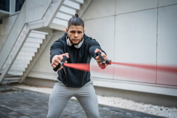 一人在户外训练使用橡胶弹性电阻带管图片下载