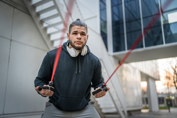 一人在户外训练使用橡胶弹性电阻带管图片下载