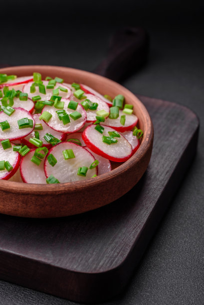 美味新鲜的切片沙拉??萝卜，葱，盐和橄榄油图片下载