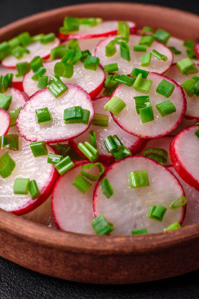 美味新鲜的切片沙拉??萝卜，葱，盐和橄榄油图片下载