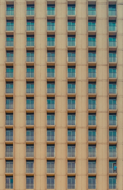 垂直拍摄的高层建筑外观与对称安排的阳台图片下载