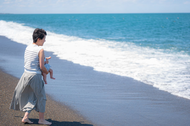 暑假宝宝和妈妈在海边图片下载