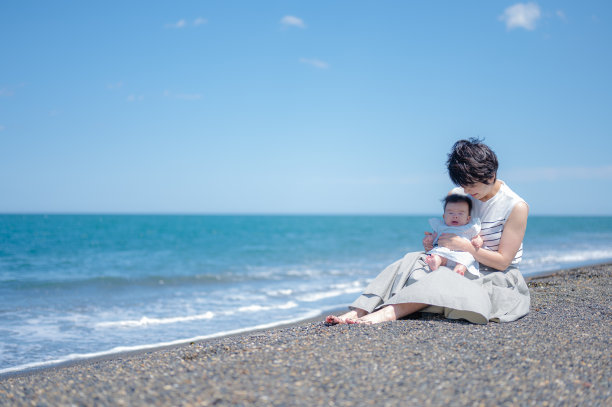 暑假宝宝和妈妈在海边图片下载