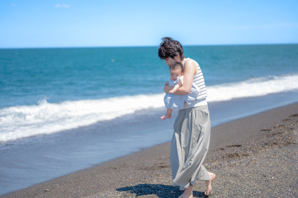暑假宝宝和妈妈在海边图片下载