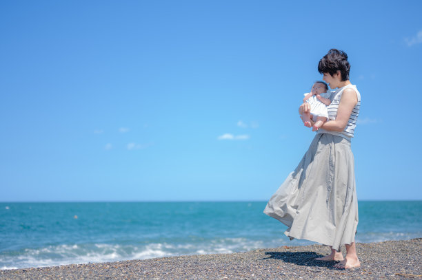 暑假宝宝和妈妈在海边图片下载