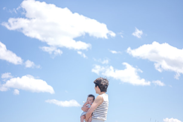 暑假宝宝和妈妈在海边图片下载