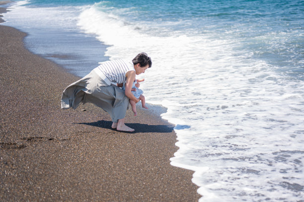 暑假宝宝和妈妈在海边图片下载