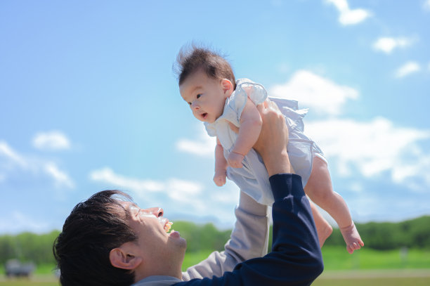 暑假宝宝和爸爸在海上图片下载