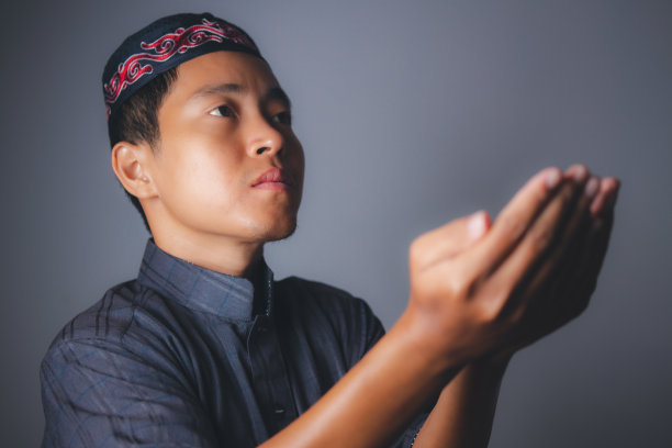 穆斯林男子祈祷的画像。图片下载