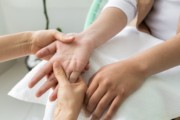 年轻人的手，手指和关节的细节，做美甲时的水疗保健，生活方式图片下载