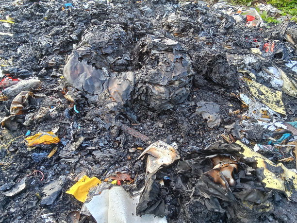 垃圾填埋场被烧成木炭图片下载