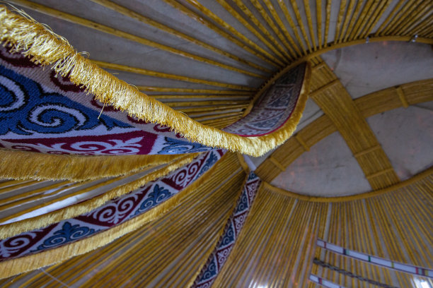 哈萨克毡房内部，圆顶上有圆洞。图片下载