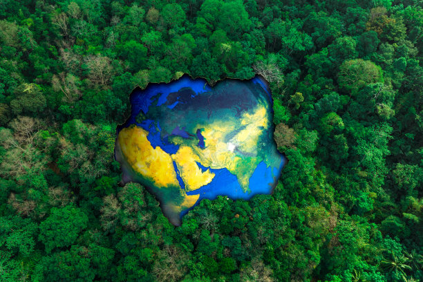 绿色森林和土地的大气鸟瞰图展示了在最佳状态下保护生态系统和自然环境以及保护地球和保护森林的概念。图片下载