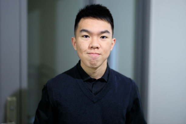 年轻男性大学生的肖像图片下载